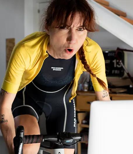 Mujer realizando un entrenamiento con rodillo