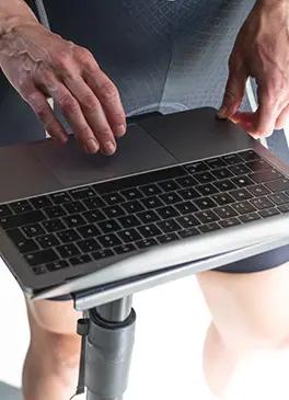 Persona tecleando en un ordenador portátil