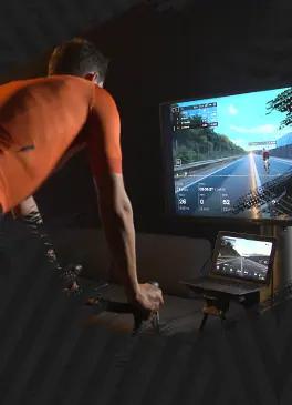 Ciclista practicando indoor cycling virtual