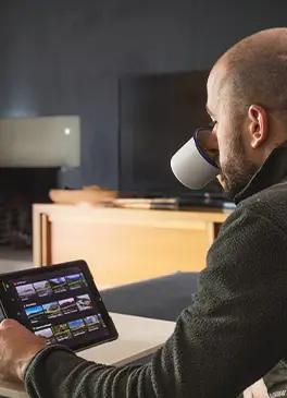 Hombre mirando su tablet con una app de indoor cycling virtual